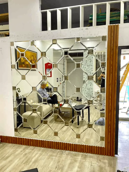 Thi công gương trang trí đẹp cho phòng khách